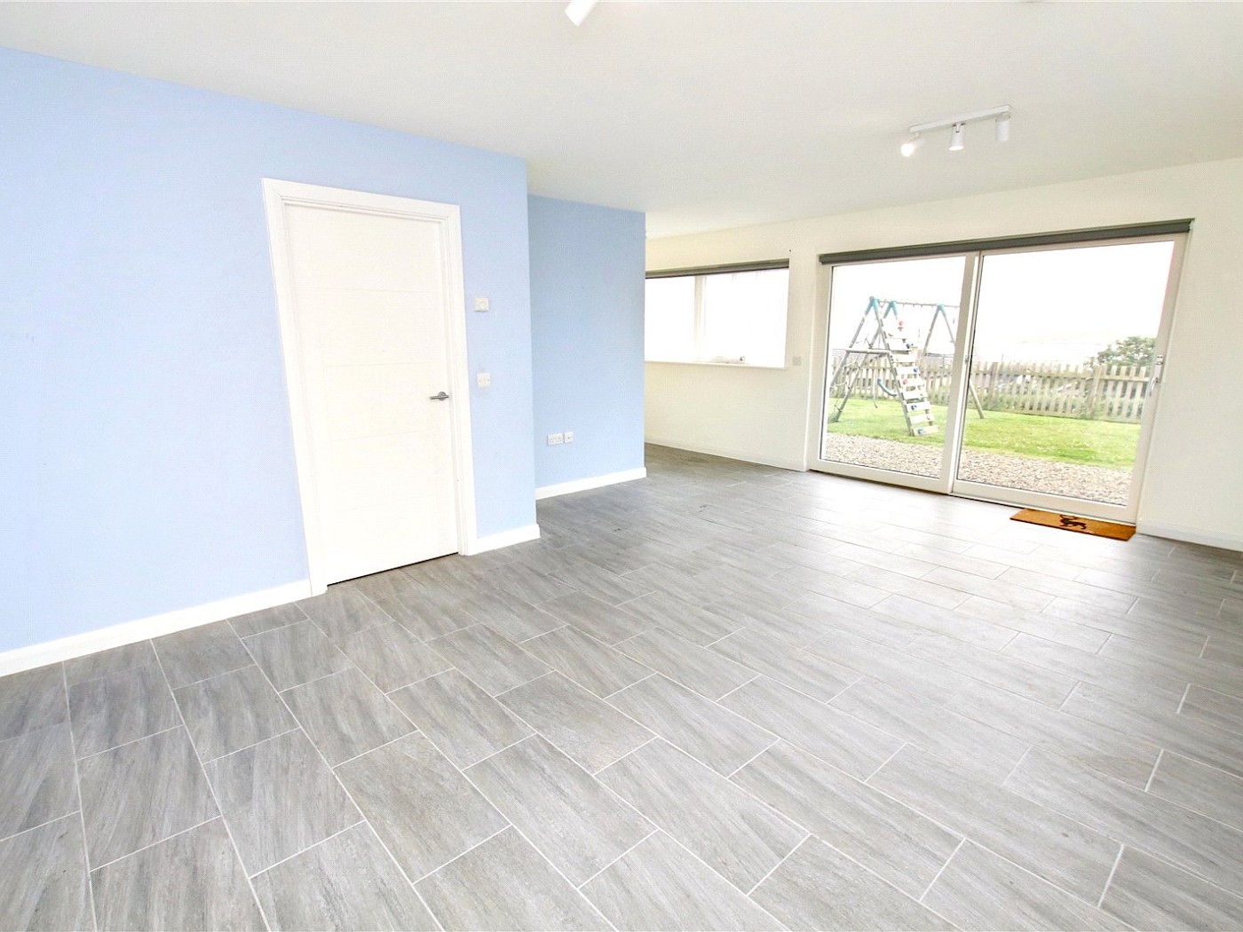 Living Room/Bed 5