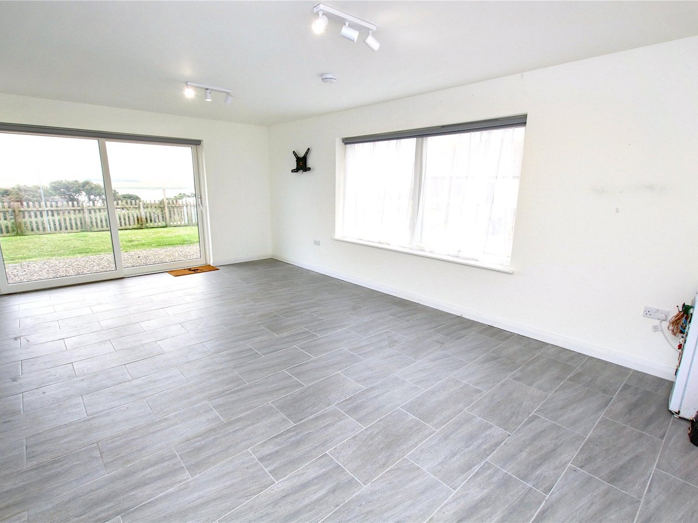 Living Room/Bed 5